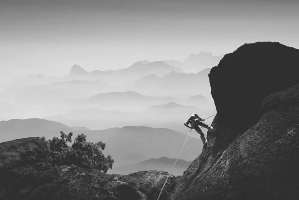 Escalador contra valle de montaña. Blanco y negro —  Fotos de Stock