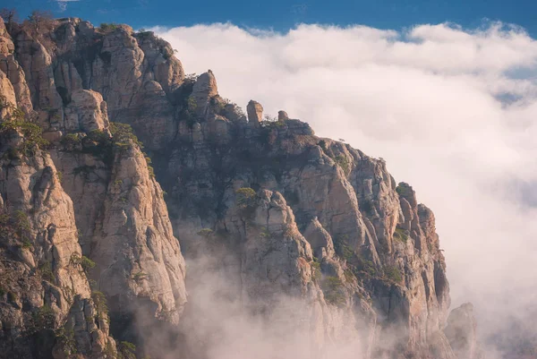 Pembe bulutlar Crimea dağlarda — Stok fotoğraf