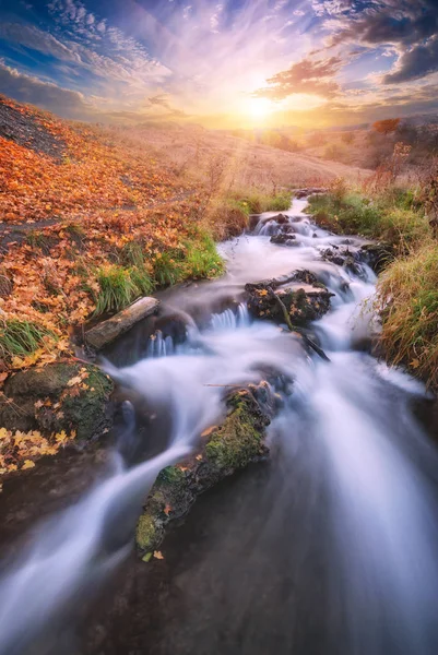 Ruisseau frais coule à travers la vallée d'automne — Photo