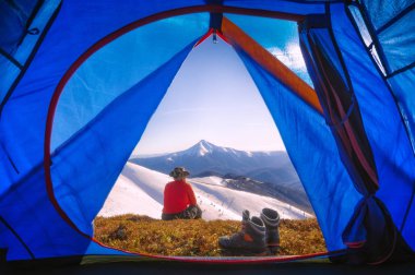Uzun yürüyüşe çıkan kimse şapka içinde zevk dağ Vadisi
