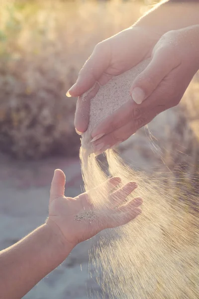 Madre con el bebé en una playa — Foto de Stock