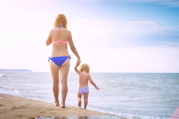 Madre con bebé caminando por la playa —  Fotos de Stock