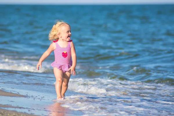 Sonriente chica camina por el agua —  Fotos de Stock