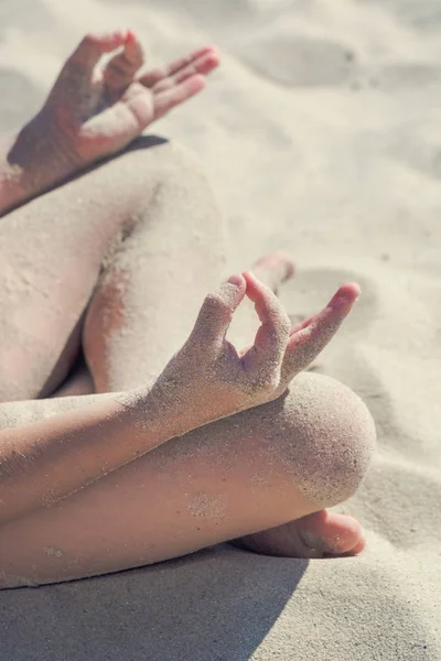 Yoga on a sea beach — Stock Photo, Image