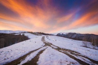 Bir gökyüzünde kırmızı bulutlar ile renkli gündoğumu