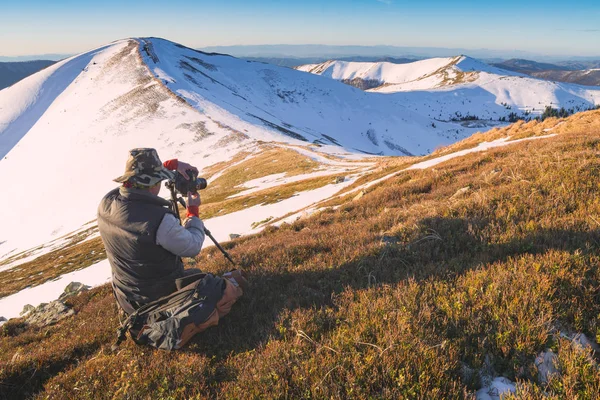 Krásné zimní horské údolí v ranním světle — Stock fotografie