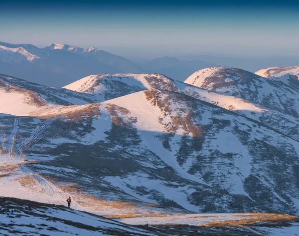 Турист останавливается на холме в Карпатской горной долине — стоковое фото