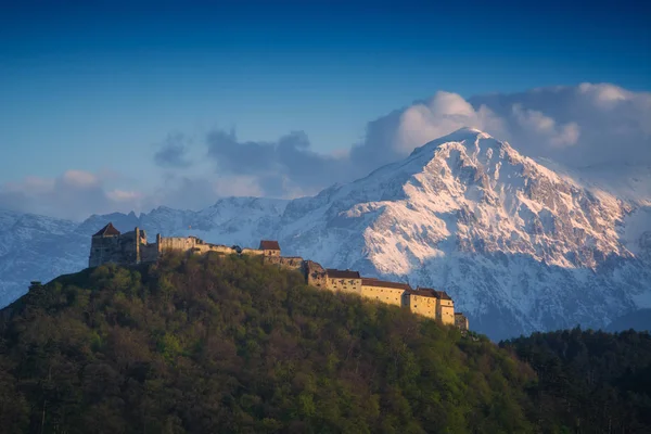 Ciudadela Rasnov contra las montañas — Foto de Stock