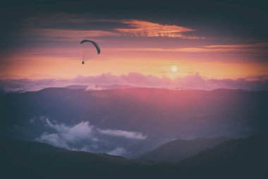 Gün batımı gökyüzüne karşı. Instagram biçimleşmeden