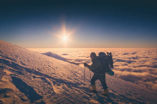 Альпинист с рюкзаком. Стилизация Instagram — стоковое фото