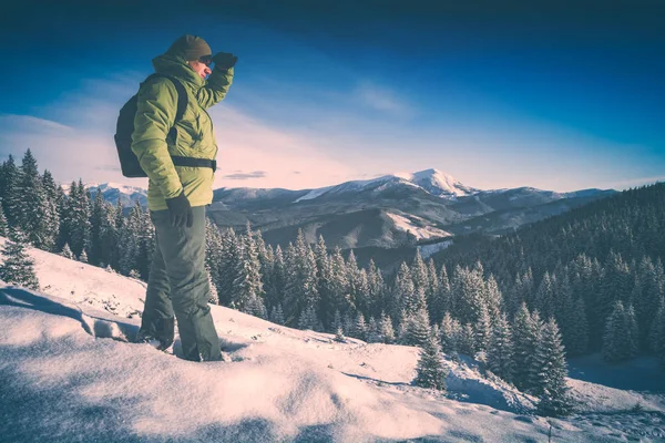 Турист на вершине горы. Стилизация Instagram — стоковое фото