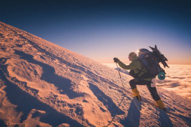 Karlı dağ tepe Cimbs. Instagram biçimleşmeden