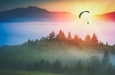 Uçan sisli vadinin yukarıda. Instagram biçimleşmeden