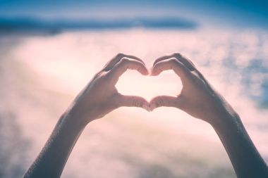 Kalp şekli elinde. Instagram biçimleşmeden