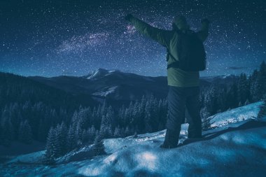 Fiyatı yıldızlı gece gökyüzü karşı. Instagram biçimleşmeden