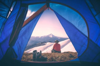 Uzun yürüyüşe çıkan kimse şapka içinde dağ Vadisi tadını çıkarın. Instagram biçimleşmeden