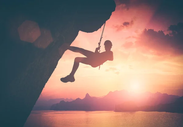 Escalador contra atardecer rojo. Estilización de Instagram — Foto de Stock