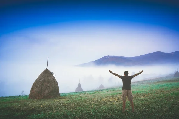 Рано вранці в туманних горах. Стилізація Instagram — стокове фото