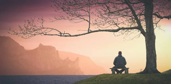 Njut av solnedgången över havet. Instagram stilar — Stockfoto