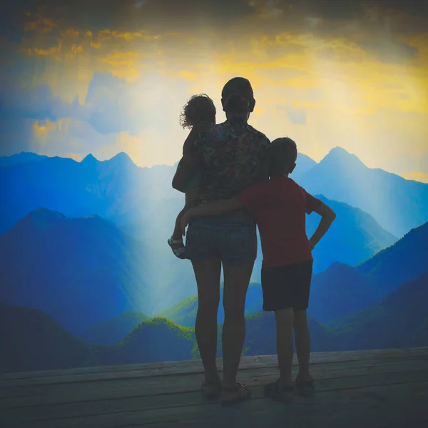 Famiglia che guarda il tramonto sopra la valle. stylisation Instagram — Foto Stock