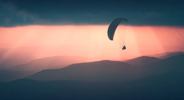 Voando acima das colinas nebulosas. Estilização Instagram — Fotografia de Stock