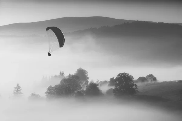 Vliegen over de bergen. Monochrome kleuren — Stockfoto