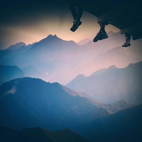 Group of hikers sit above the mountain. Instagram stylisation — Stock Photo, Image