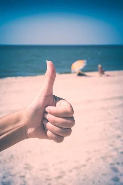 Hand zeigt Daumen nach oben oder zeigt gut. Instagram-Stilisierung — Stockfoto