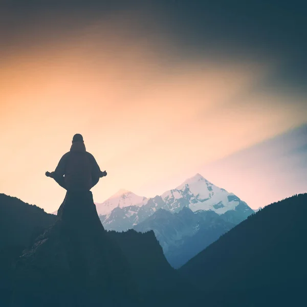 Meditasi tinggi di gunung. Penataan Instagram — Stok Foto