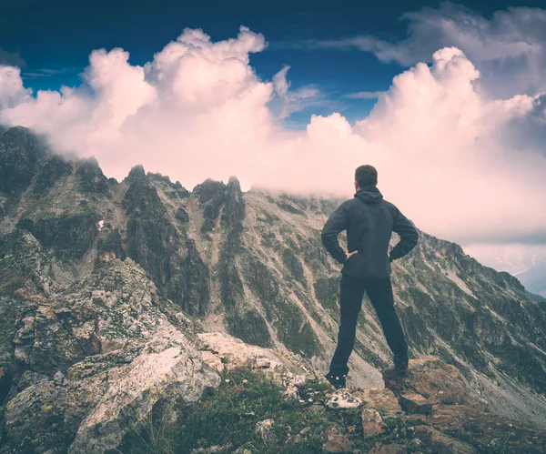 徒步旅行享受蔚蓝的天空。Instagram 一样 — 图库照片