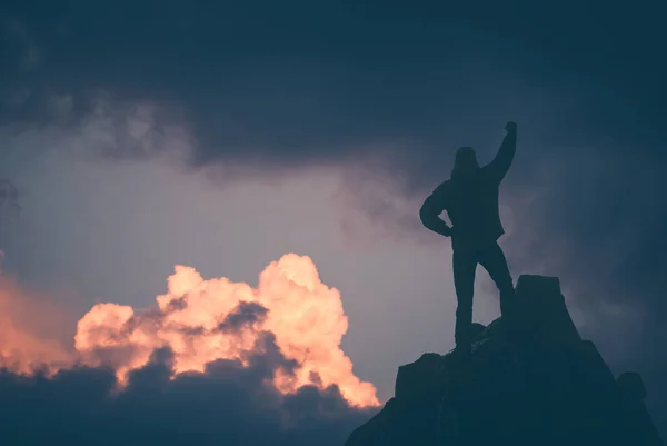 Caminante contra el cielo del atardecer. Estilización de Instagram — Foto de Stock