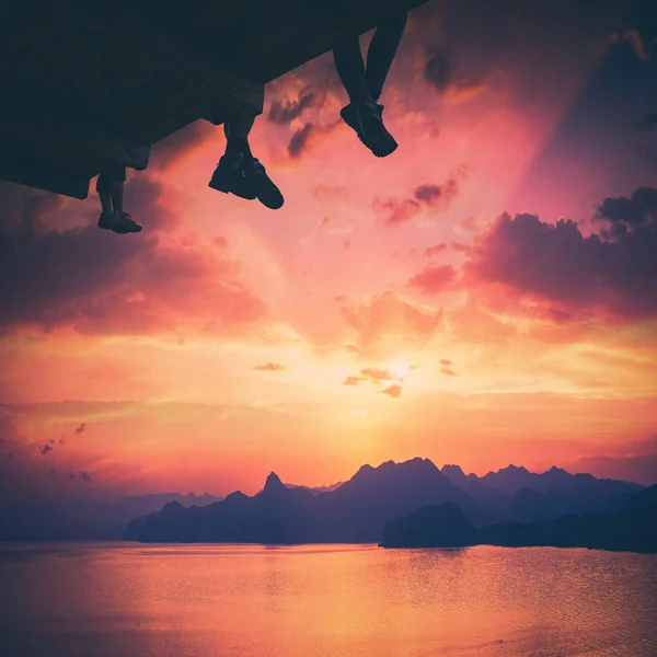 등산객 크림 바다 베이 위에 앉아. Instagram 양식에 일치 시키 — 스톡 사진