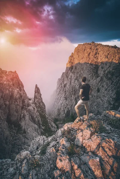 Πεζοπόρος που στέκεται πάνω από το φαράγγι του βουνού. Σχηματοποίηση στο Instagram — Φωτογραφία Αρχείου