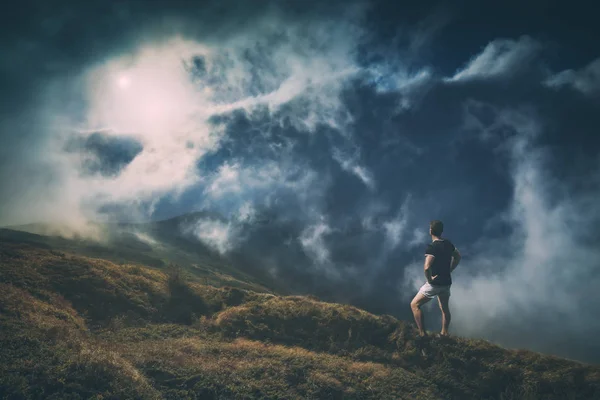 Hiker berdiri di atas bukit. Stilisasi Instagram — Stok Foto
