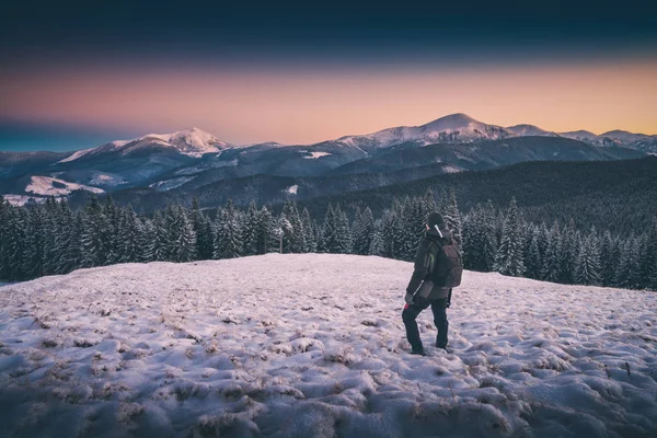 ハイカーは、雪の丘の上に立っています。Instagram の様式 — ストック写真