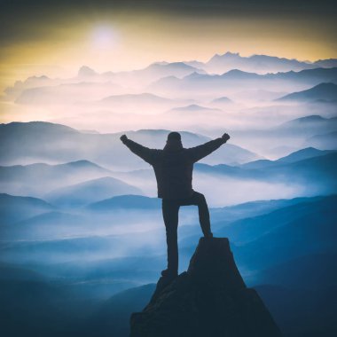 Yüksek dağ sunrise vadisindeymiş gibi. Instagram Stilizasyon