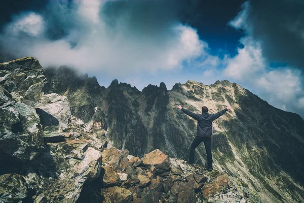 Hiker Välkommen vacker bergsdal. Instagram stilisering — Stockfoto