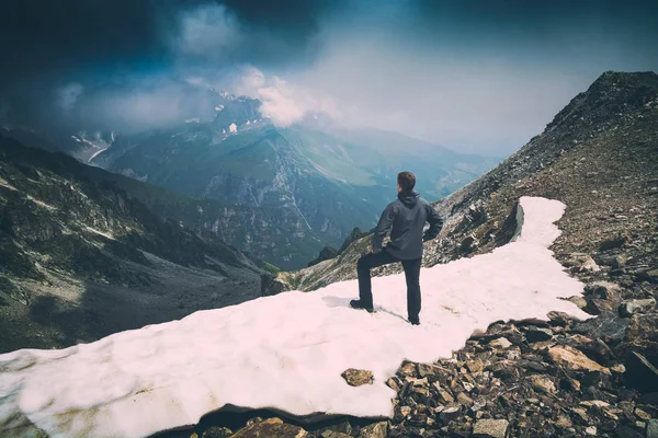 Турист останавливается на холме Снежной горы. Стилизация Instagram — стоковое фото