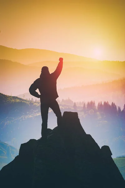 Turista, který dobyl vrchol hory. Instagram stylizace — Stock fotografie