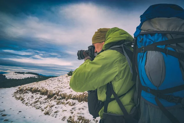 Turistu s fotoaparátem a velkým batohem. Instagram stylizace — Stock fotografie