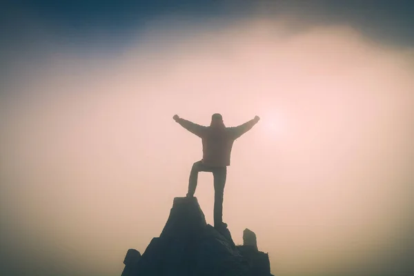 崖の上に立って挙手でハイカー。Instagram stylizati — ストック写真