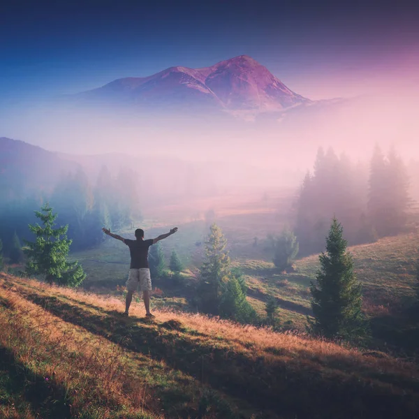 Yüksek dağ vadisinde. Instagram Stilizasyon — Stok fotoğraf