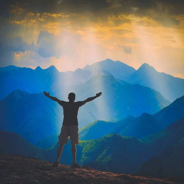 In einem Hochtal. Instagram-Stilisierung — Stockfoto