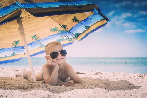 Kid op een strand. Instagram stilering — Stockfoto