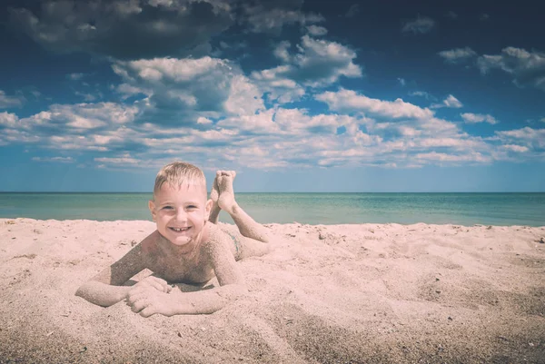 Kid op een strand verzenden. Instagram stilering — Stockfoto