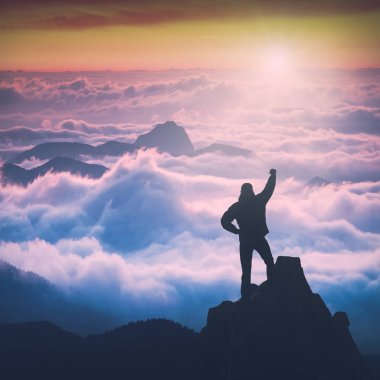Adam yüksek dağ Vadisi yukarıda. Instagram Stilizasyon