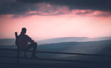 Adam güneş ışınlarının keyfini çıkarın. Instagram Stilizasyon