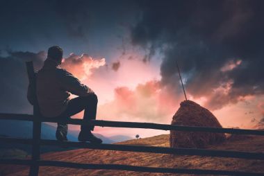 Adam bir haystacks vadide. Instagram Stilizasyon