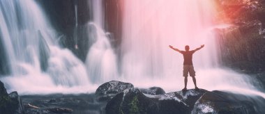 Adam büyük bir şelale üzerinde. Instagram Stilizasyon