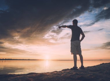 Adam batıya doğru işaret eder. Instagram Stilizasyon